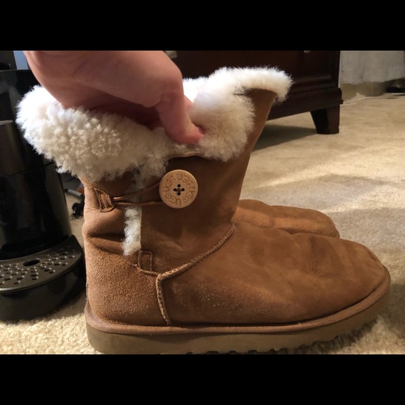 Authentic Bailey Button Uggs, Short - Picture 1 of 2